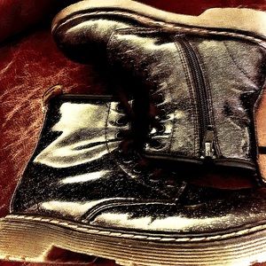 I’m selling black boots there are good for when it’s wet